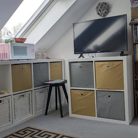 Village Life- Private Attic Suite - Living Room, Bedroom And Bathroom Newtown St Boswells Exterior foto